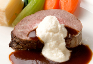 肉料理-国産牛フィレ肉のロースト西洋ワサビのクリーム添え