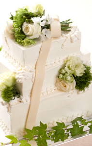 ホワイトチョコのリボンに結ばれた純白のウェディングケーキはエレガントに、そして美しく・・・。